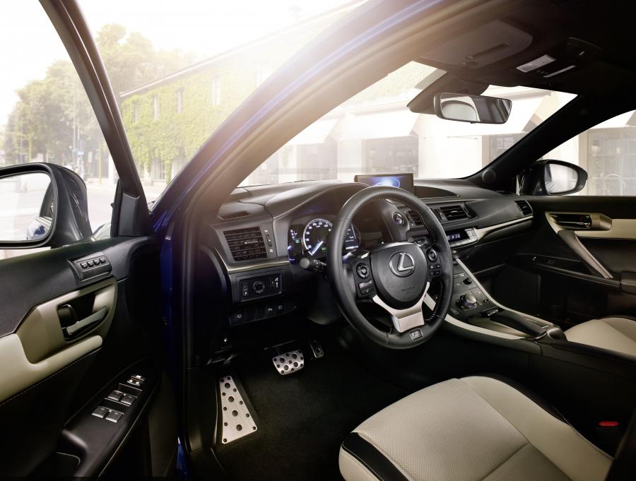 Интерьер Lexus CT200h F-Sport 2017 года  (WW) (фото 6 из 25)